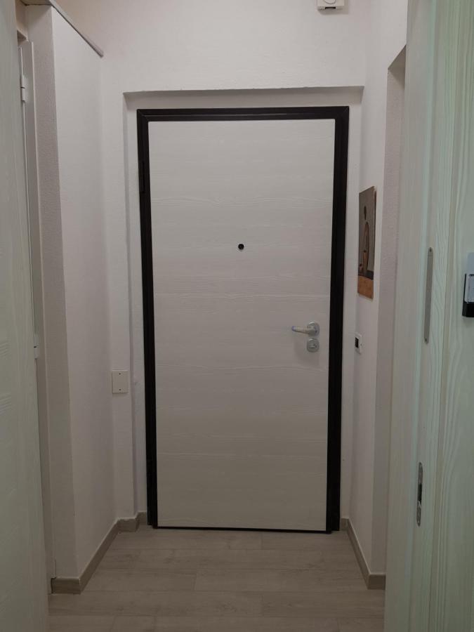 Red Moon Apartment Каляри Екстериор снимка